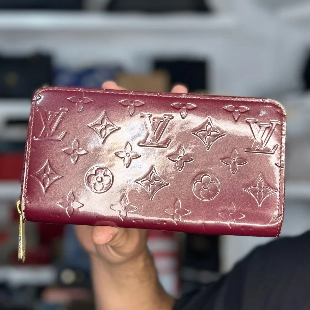 LV RARE VERNIS WALLET